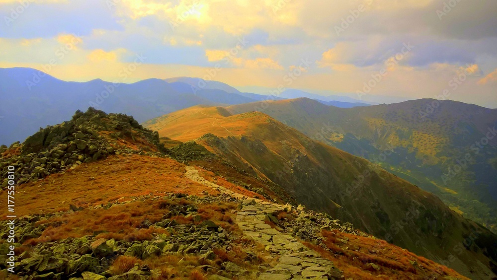 Fototapeta premium Zachód słońca w górach
