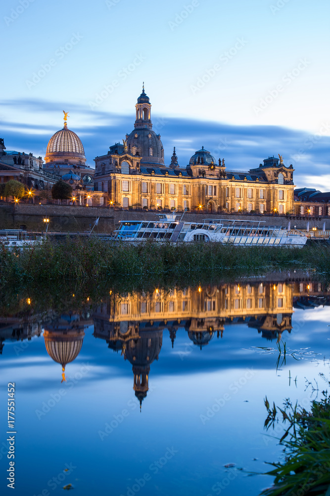 Terrassenufer Dresden zur blaue Stunde