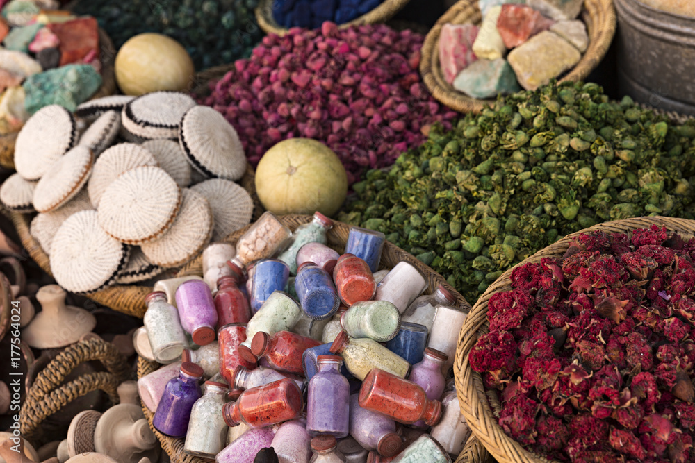 Objetos diversos en bazar de Marruecos.