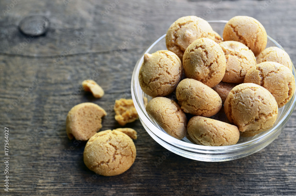 Amaretti cookies in a glass bowl on old wooden background.Italian  amarettini biscuits.Amarettini cookies.Tasty Italian amaretti  biscuits.Selective focus. Stock-Foto | Adobe Stock