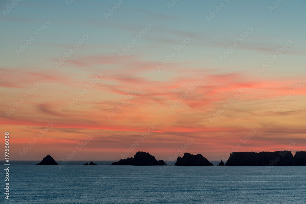 tas de pois au coucher de soleil