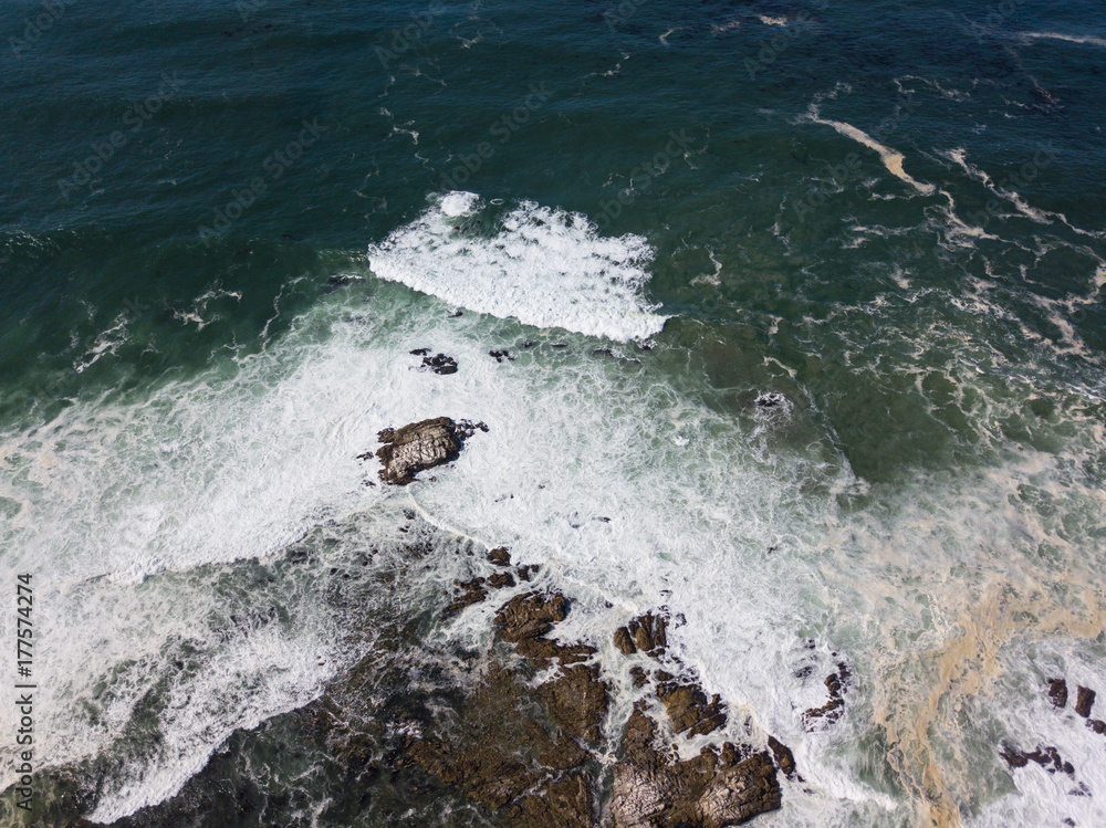 Naklejka premium Aerial of Waves Crashing on Rocky, California Seashore