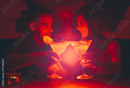 Foto Young people having cocktail in nightclub