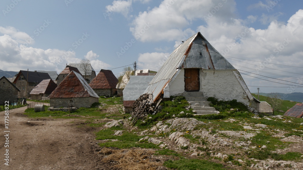 Balcani occidentali case dei pastori nel villaggio di Lukomir in Bosnia Herzegovina