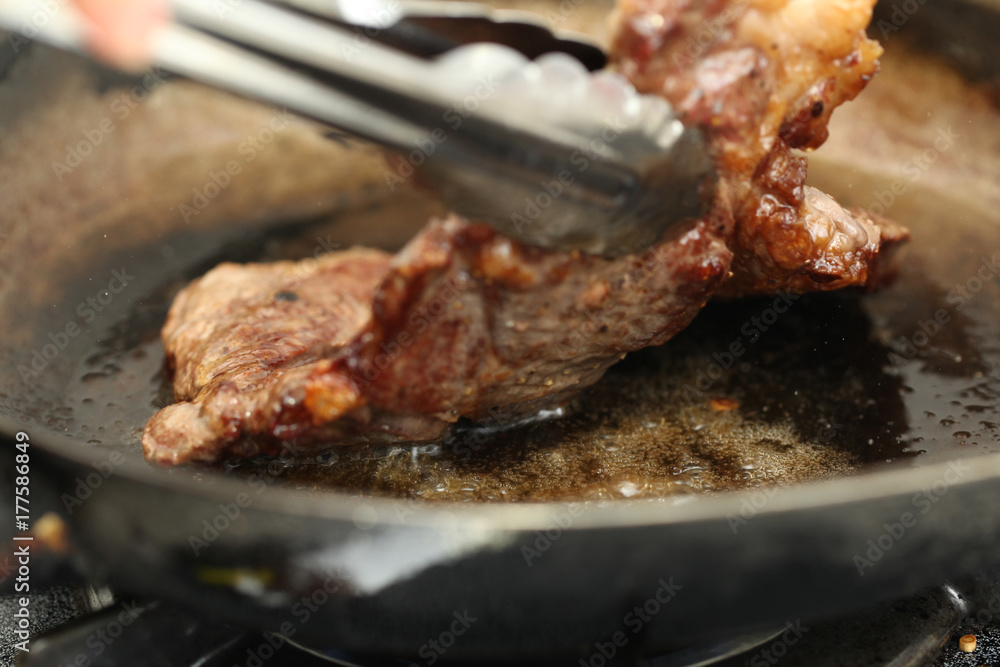 牛ステーキ肉を焼く 牛ステーキ肉を焼く