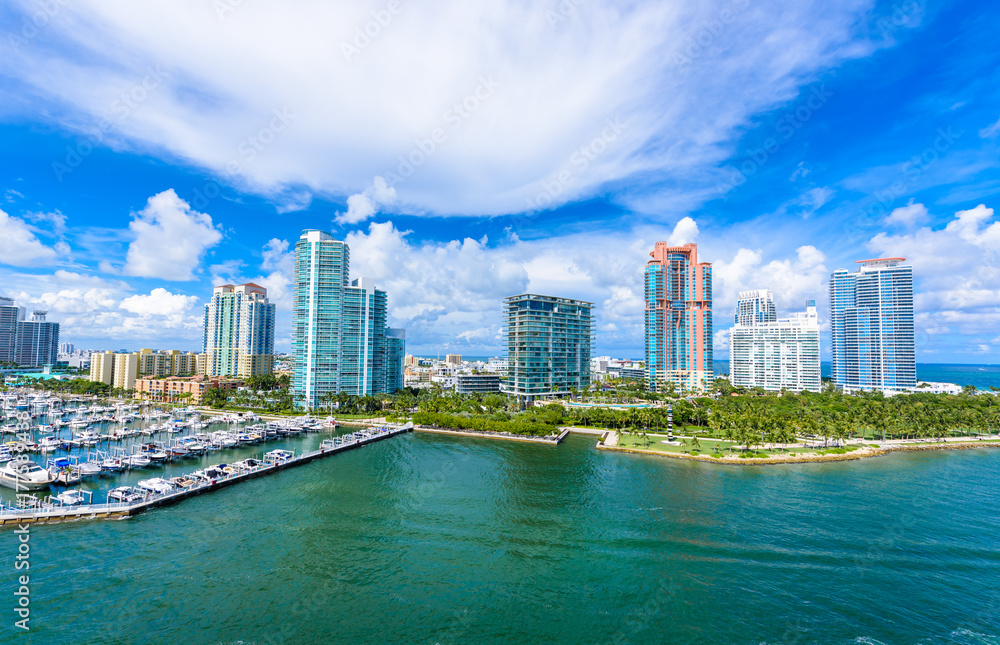 Obraz premium South Pointe Park and Pier at South Beach, Miami Beach. Aerial view. Paradise and tropical coast of Florida, USA.