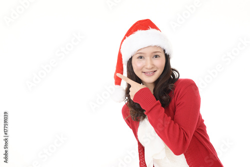 サンタ帽を被った笑顔の女性