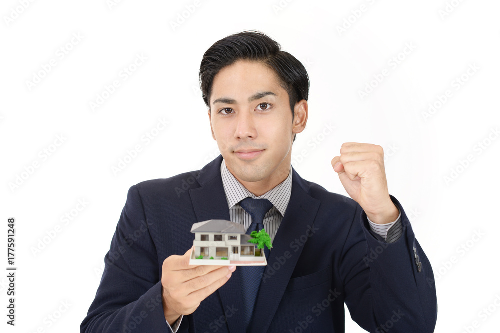住宅模型を持つ笑顔の男性