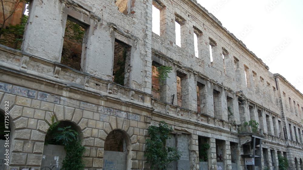 Fototapeta premium Mostar palazzo in rovina distrutto dalla guerra