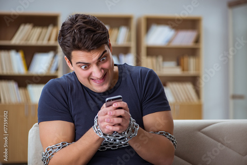 Quadro em tela Man suffering from phone dependence addiction