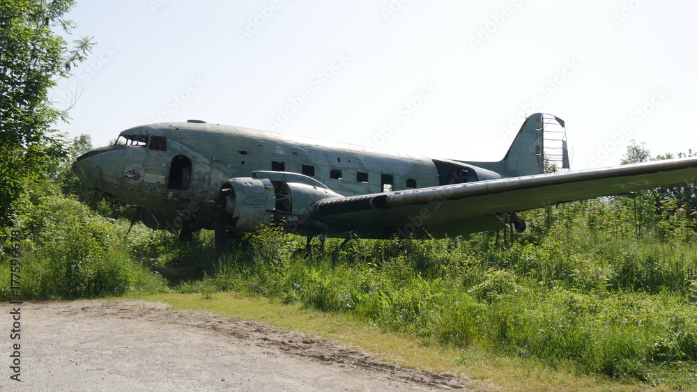 Relitto aereo abbandonato motori e fusoliera 