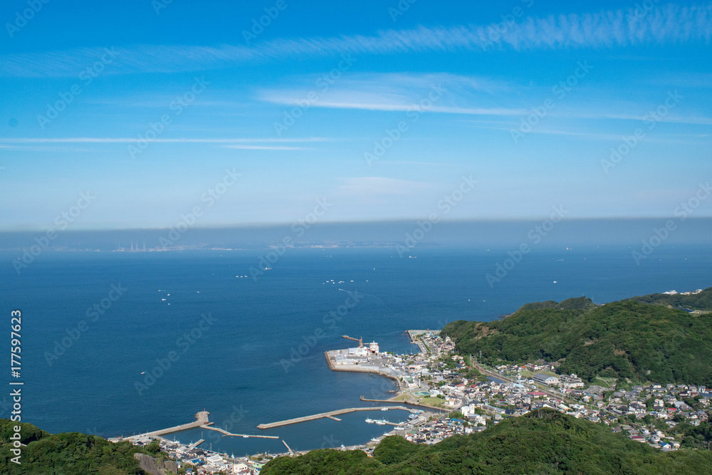 東京湾と海辺の町並み