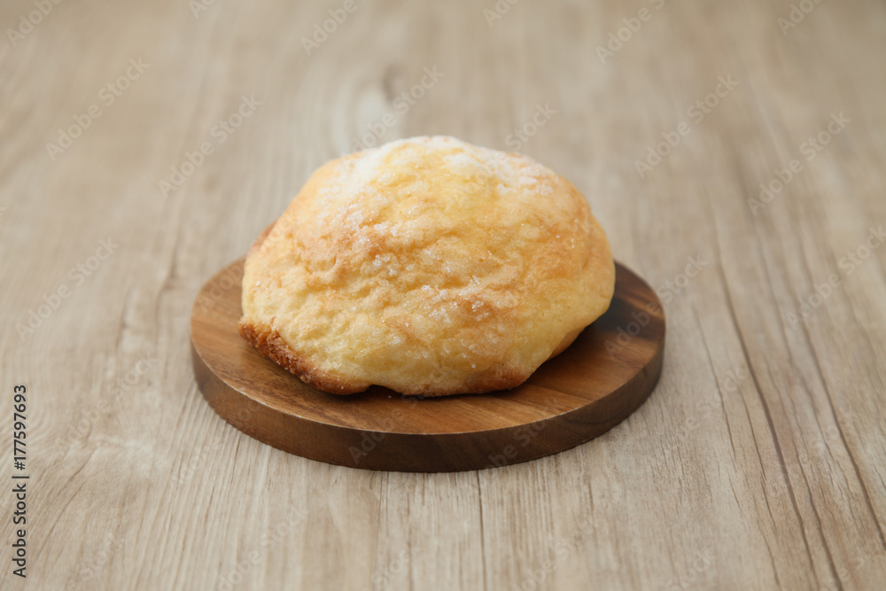木の皿にのせたメロンパン 木の皿にのせたメロンパン