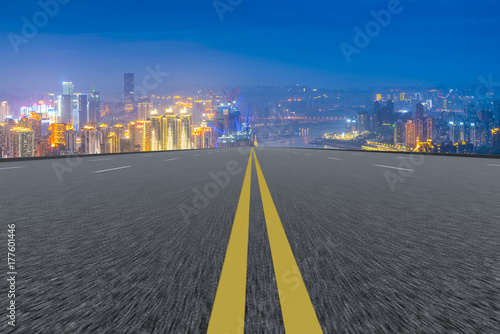 Road pavement and city skyline © 昊 周