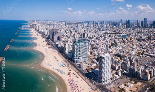 Fototapeta Tel Aviv skyline od brzegu Morza Śródziemnego - panoramiczny obraz z lotu ptaka