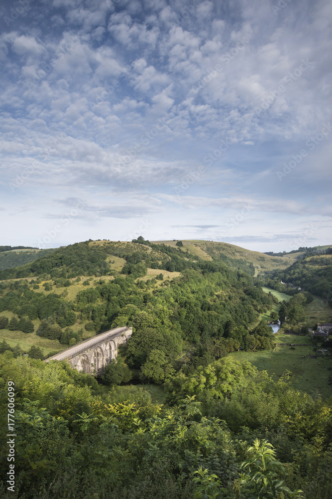 Obraz premium Colorful landscape image of Headstone Viaduct and Monsal Head in Peak District in Summer