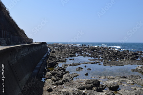 Wallpaper Mural 奇岩怪石の磯が続く山形県庄内海岸の岩場 Torontodigital.ca