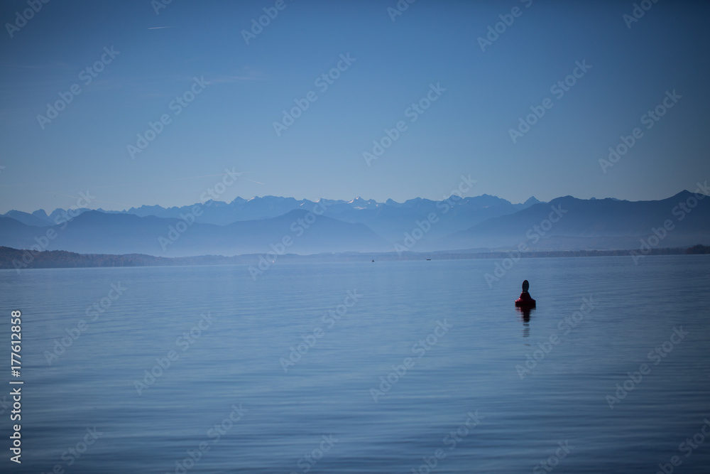 Fototapeta premium Starnberger See mit Berge im Hintergrund