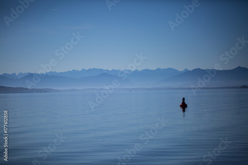 Starnberger See mit Berge im Hintergrund