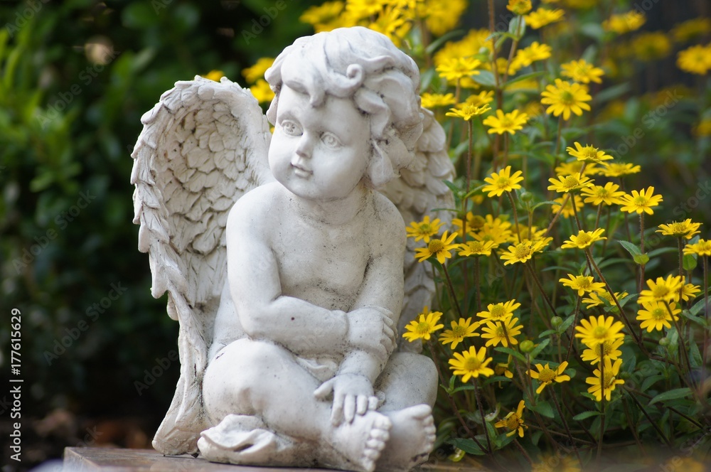 Friedhofsengel mit gelben Blumen