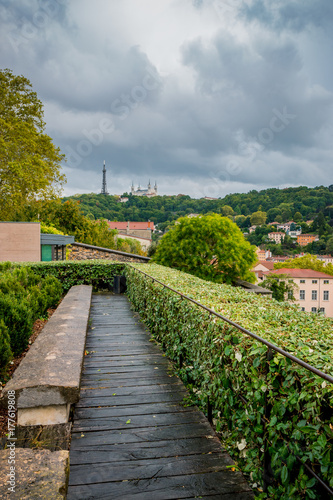 Vue sur la colline de Fourvière à Lyon depuis le Fort Saint-Jean