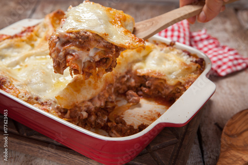 Obraz na płótnie Tomato and ground beef lasagne rolls