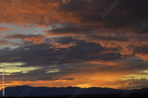 Coucher de soleil sur les collines du parc Amboseli, au Kenya