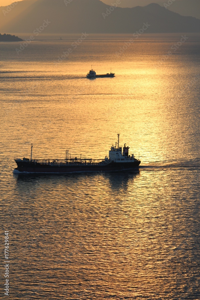 しまなみ海道の夕日と船
