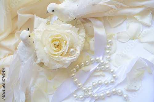 wedding decoration gift beautifully decorated flower white roses and doves and ribbons