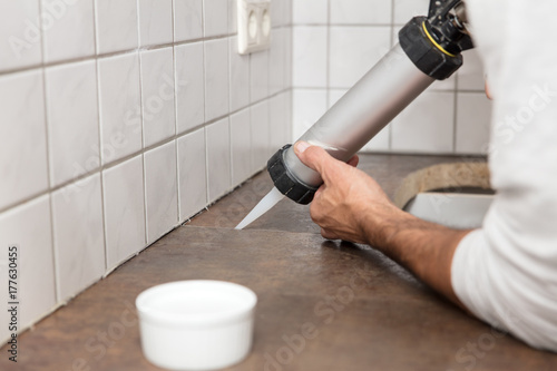 Fuge zwischen zwei Arbeitsplatten wird mit Silikon abgedichtet