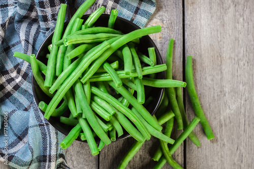 Fotografie Raw green beans in a black dish