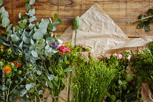 table with a wild mix of flowers flowershop behind the scenes