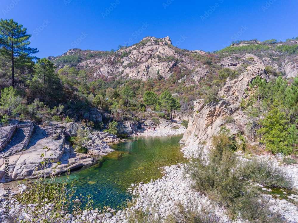 Solenzara-Fluss an der Ostküste von Korsika mit seinen herrlichen Badestellen im glasklaren Wasser