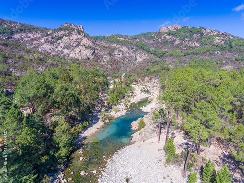 Solenzara-Fluss an der Ostküste von Korsika mit seinen herrlichen Badestellen im glasklaren Wasser