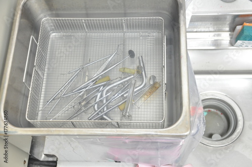 歯科の器具消毒中
