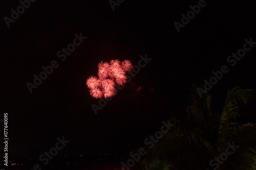 夜空をパチパチ小さな花火