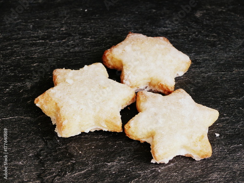 étoiles de noël,biscuits fait maison sur ardoise