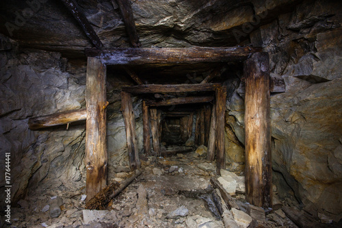 Foto Old abandoned underground ore mica  mine shaft tunnel