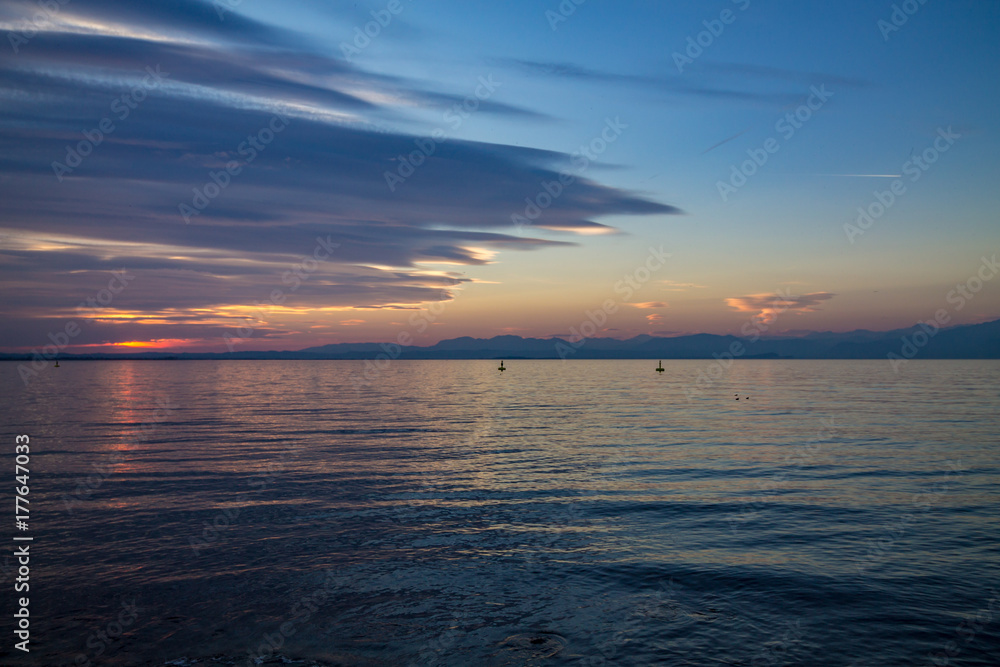 tramonto sul lago di garda, Castelnuovo del Garda, verona. tramonto romantico a Castelnuovo del Garda, verona, italia
