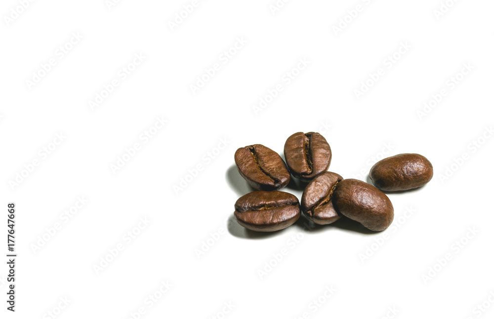 Obraz premium Roasted coffee beans isolated on white background