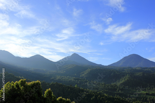 levé de soleil sur les montagnes de munduk a Bali © Arnaud