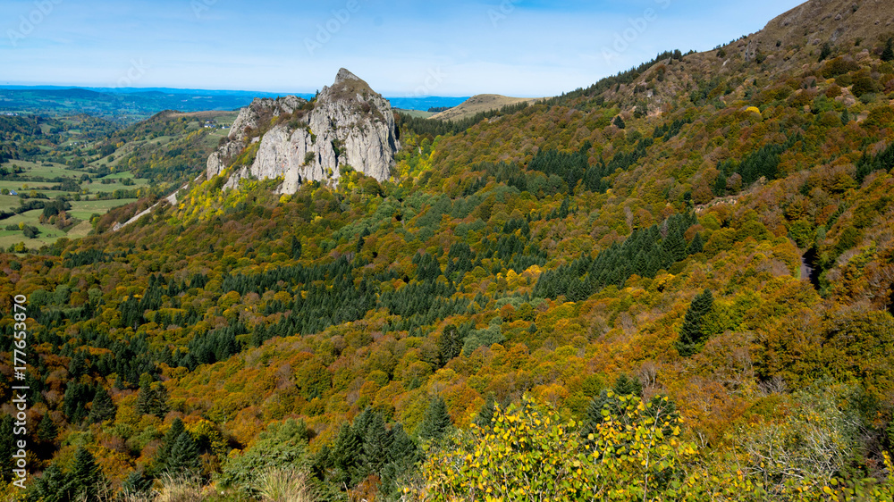 Roche de Tuilliere in der Auvergne im Herbst Roche de Tuilliere in der Auvergne im Herbst