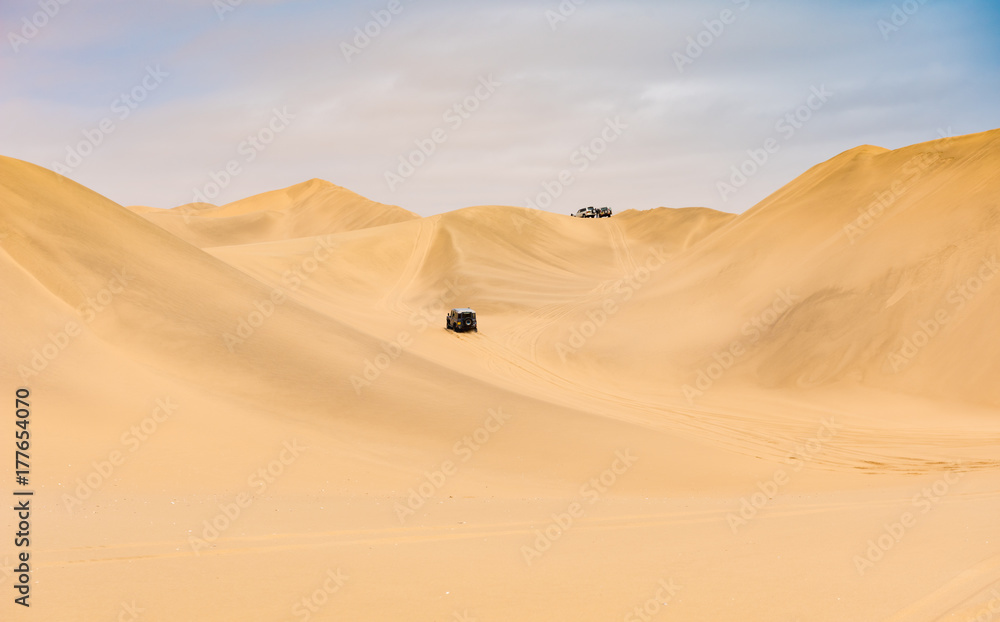 Geländewagen in der Wüste bei Sandwich Harbour, Walvis Bay, Namibia