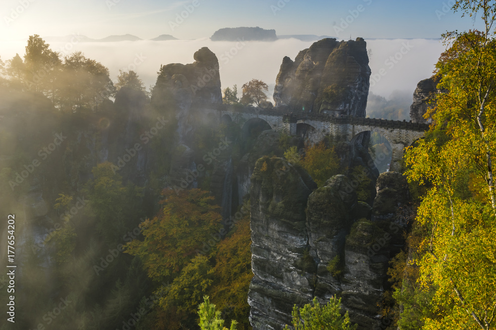 Obraz premium beautiful, foggy sunrise in the Saxon Saxony park, view from the Bastei lookout point.