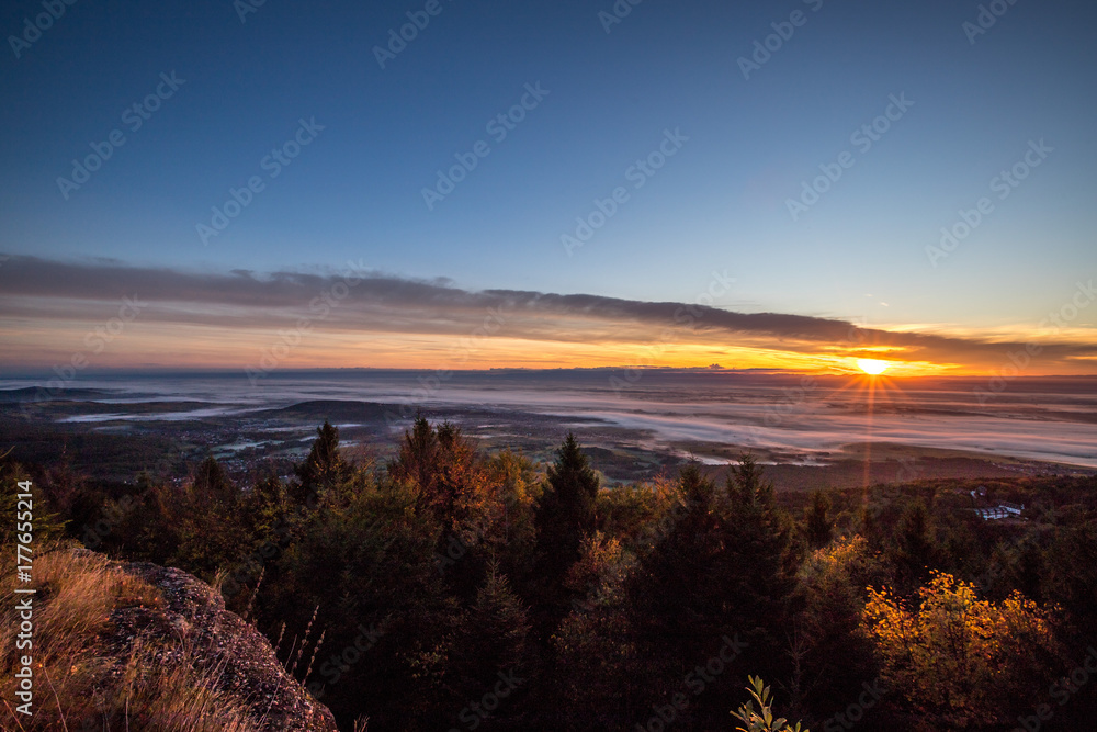 Obraz premium Sonnenaufgang in den Vogesen auf dem Odilienberg