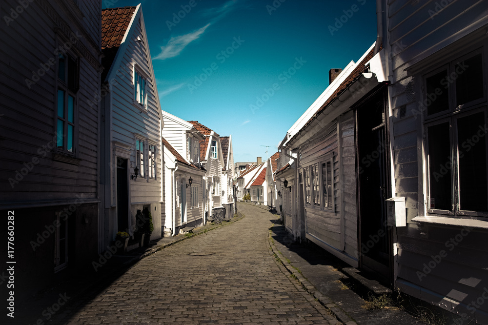Fototapeta premium wąska ulica biegnąca przez starą dzielnicę Stavanger