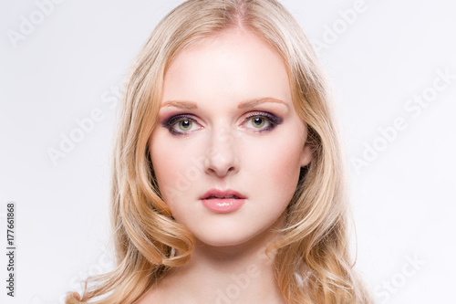 Close Up eines hübschen blonden Mädchen vor weissem Hintergrund
