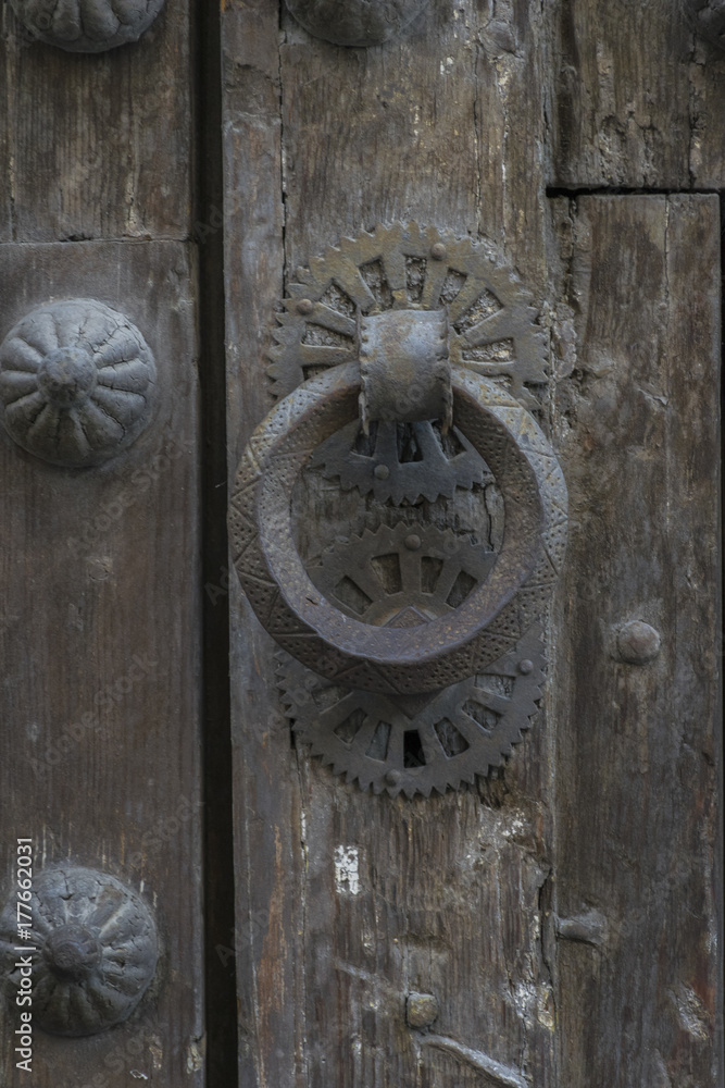 Aldaba en puerta medieval Aldaba en puerta medieval