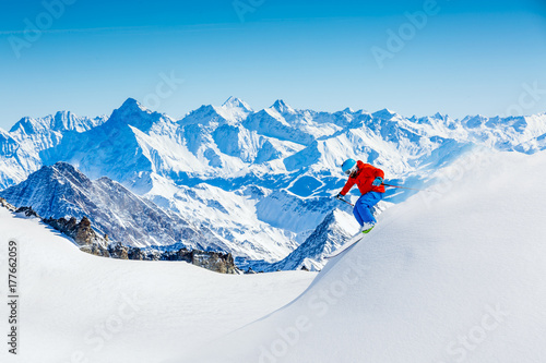 Narciarstwo White Valley Chamonix z niesamowitą panoramą Grandes Jorasses i Dent du Geant z Aiguille du Midi, góry Mont Blanc, Górna Sabaudia, Francja
