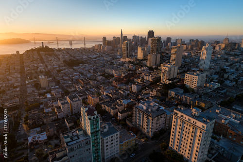 Canvas Print Aerial view of San Francisco at sunrise from above Russian Hill looking towards